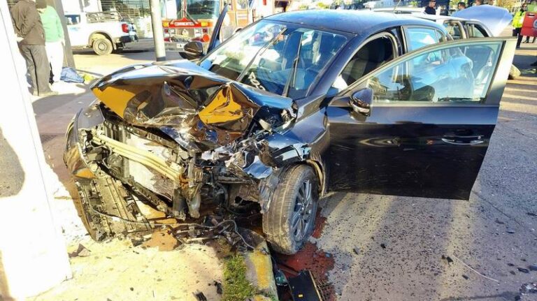 Rescate de persona atrapada en auto tras choque en avenida Independencia, Corrientes