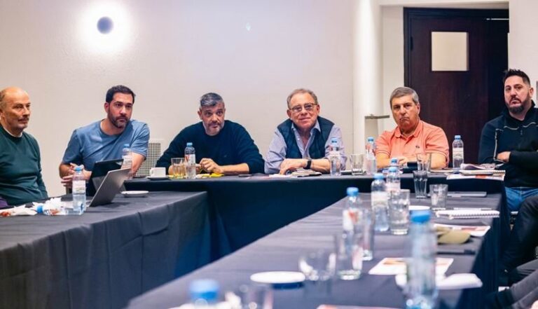 Reunión de la Mesa Directiva de la Asociación de Clubes con Eduardo Tassano
