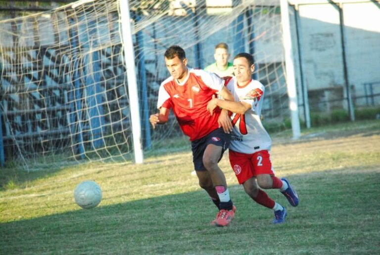 Partido de fútbol entre Huracán Corrientes y Sportivo Corrientes en el estadio del barrio Berón de Astrada