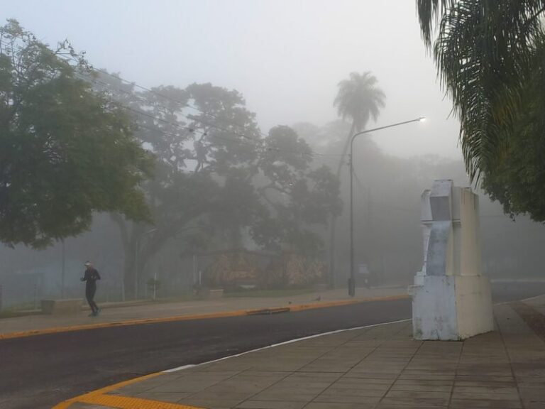 Calle de Corrientes cubierta por niebla densa durante la mañana del 31 de mayo