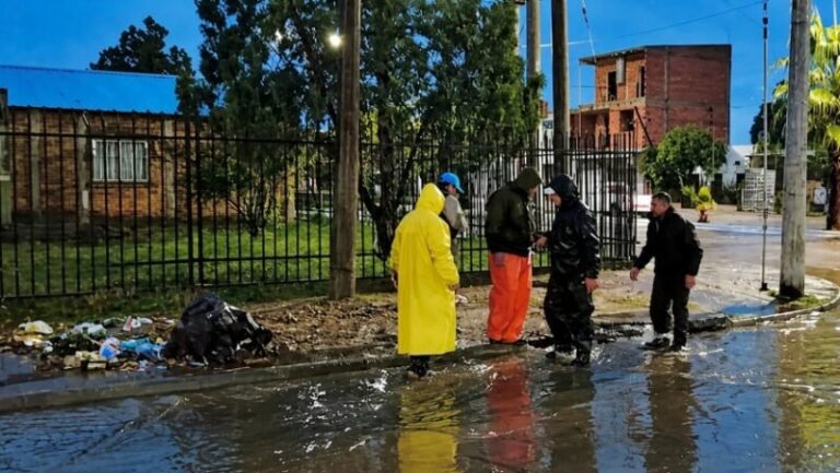 Cuadrilla municipal limpiando sumidero en la ciudad de Corrientes