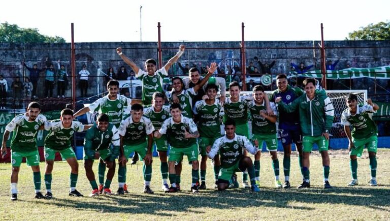Partido de fútbol entre Curupay y Mandiyú en el estadio Huracán Corrientes