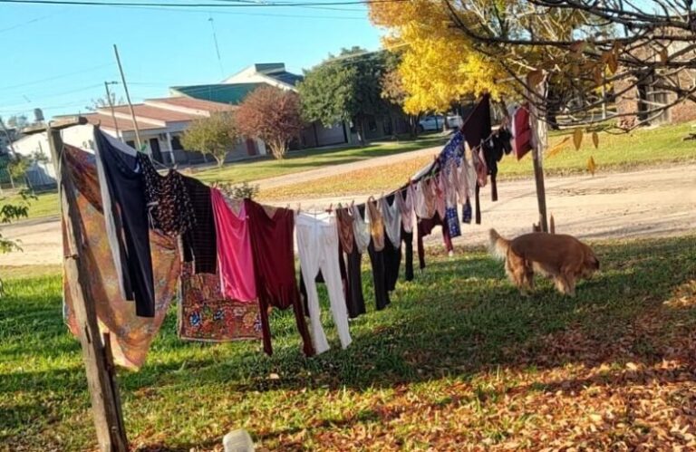 Soga con ropa interior colgada en la vereda de un barrio de Monte Caseros