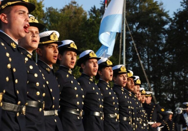 Marinos argentinos en cubierta de un buque naval durante una maniobra