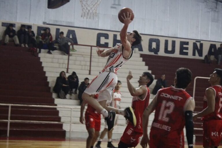 Jugadores de Don Bosco y Córdoba en un partido de básquet de la Liga Federal