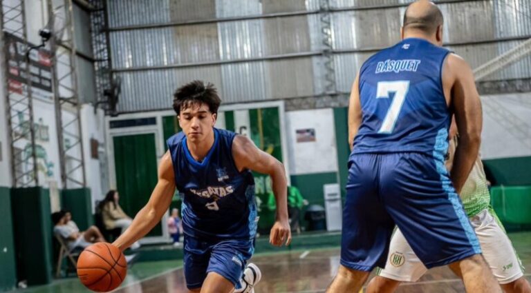 Partido de básquet entre San Martín y Regatas Corrientes en el Fortín Rojinegro