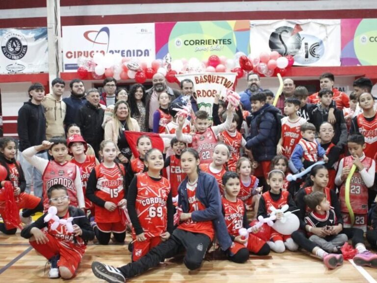 Niños jugando al básquet en el 8° Encuentro Antorcha Esquivel en Corrientes