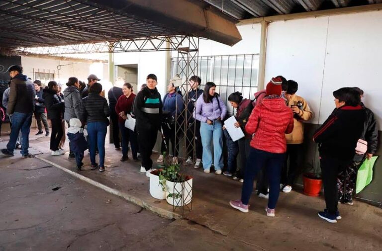 Jornada de asistencia integral en la Escuela N°732 de Lomas Sur con vecinos y autoridades municipales