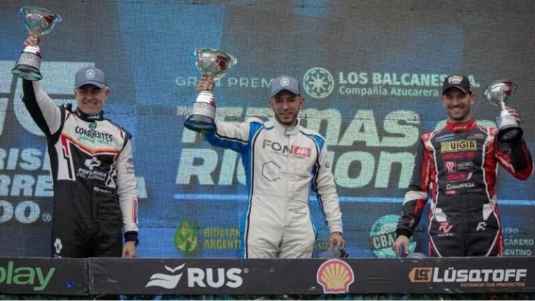 Humberto Krujoski en el podio del Turismo Carretera 2000 en Termas de Río Hondo