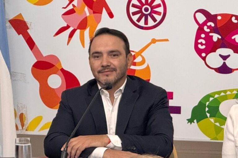 Gobernador Juan Pablo Valdés en conferencia de prensa