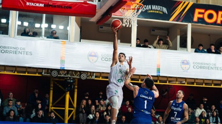 Partido de básquet entre Regatas Corrientes y Ferro Carril Oeste en el Fortín Rojinegro