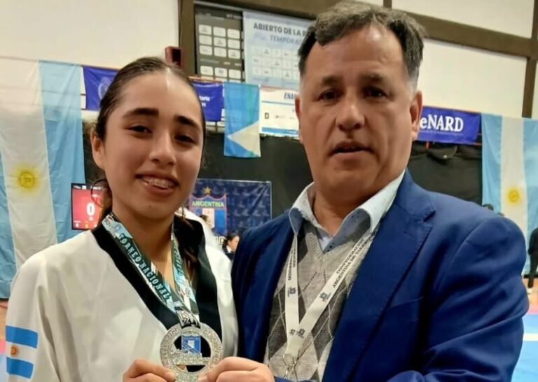Mayra Bernal con su medalla de plata en el Nacional Apertura de taekwondo