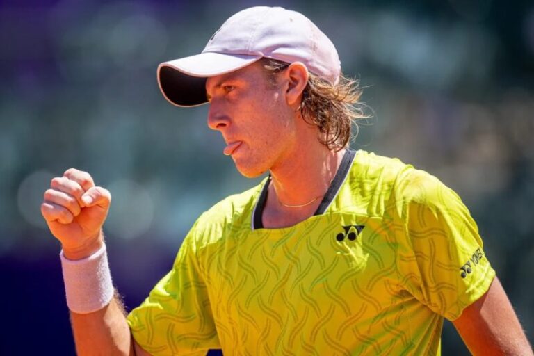 Lautaro Midón en la cancha de polvo de ladrillo del Challenger de Oeiras