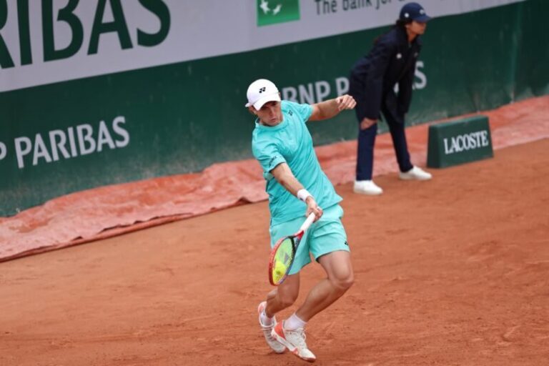 Lautaro Midón en cancha de tenis