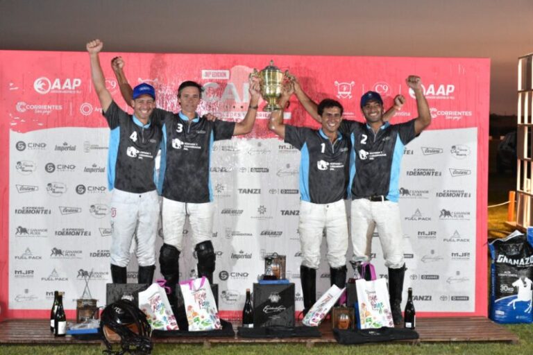Equipo Naimará La Madrugada celebrando el título en el campo de polo del Cuarto Rincón Polo Club, Mercedes, Corrientes