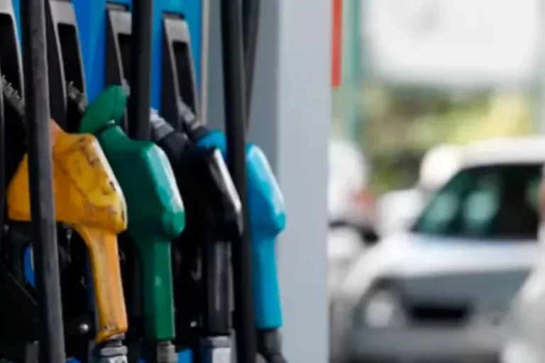 Surtidor de combustible en una estación de servicio en Corrientes
