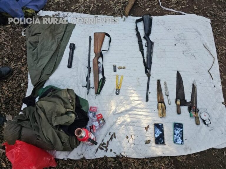 Efectivos de la Policía Rural de Monte Caseros durante un operativo en Puerto Ceibo