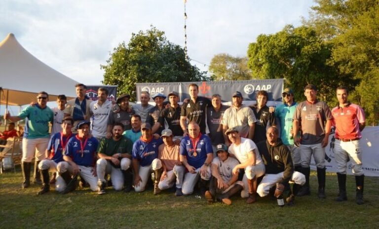 Equipo de polo Pampas Equipamientos celebrando tras ganar la Copa 25 de Mayo en Makallé