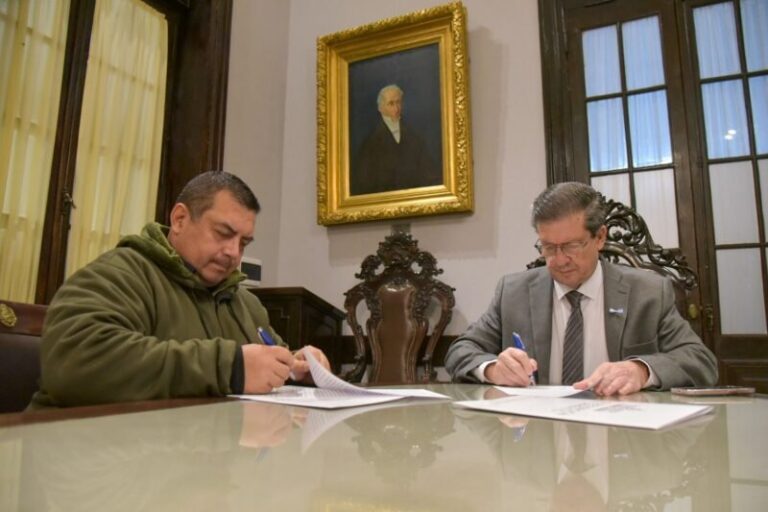 Vicegobernador Pedro Braillard Poccard firma convenios de cooperación