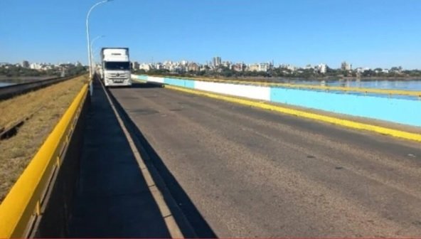 Puente internacional Agustín P Justo-Getúlio Vargas con barandas pintadas y calzada deteriorada