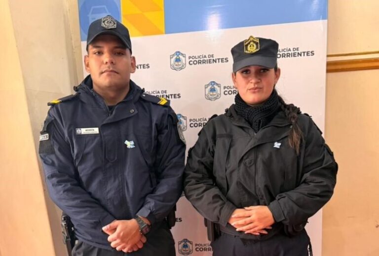 Policías realizando maniobras de RCP a una mujer en la Capilla Santa Rita