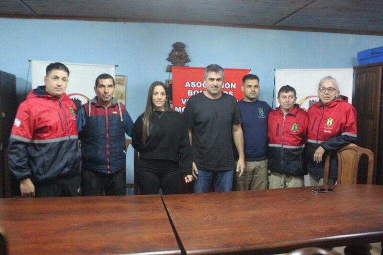 Conferencia de prensa de la carrera Corre para Ayudar en el Cuartel de Bomberos Voluntarios de Monte Caseros