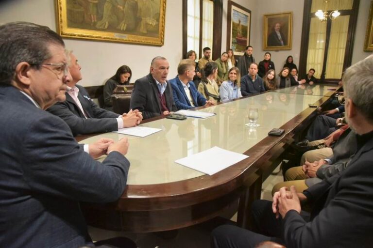 Reunión de funcionarios provinciales y representantes del sector privado en Corrientes