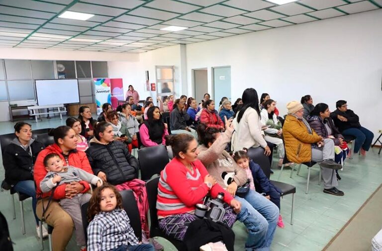 Entrega de bolsones de alimentos del programa Nutriendo Futuro en Bella Vista