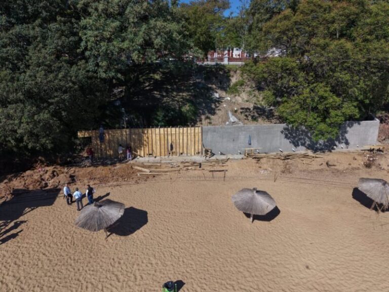 Recorrida de autoridades por obras de reconstrucción de defensa costera en playa Islas Malvinas II
