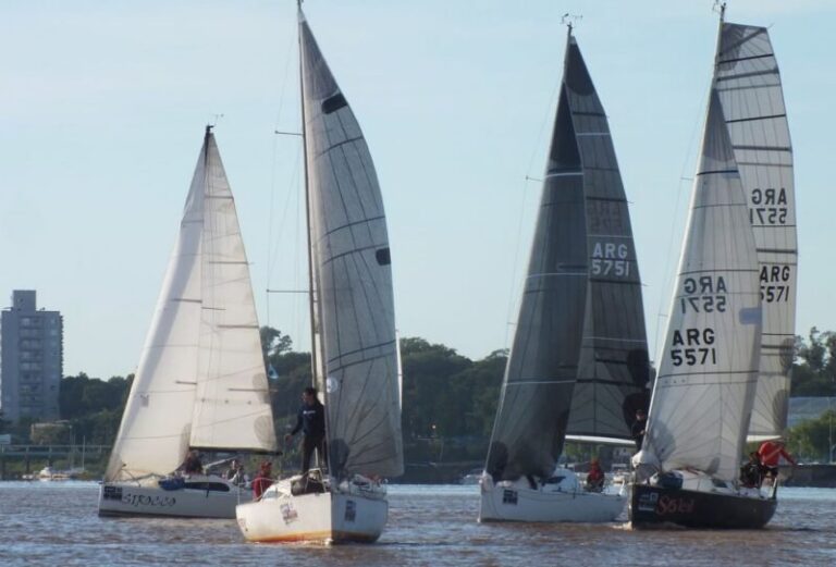 Veleros en la regata Corrientes-Empedrado
