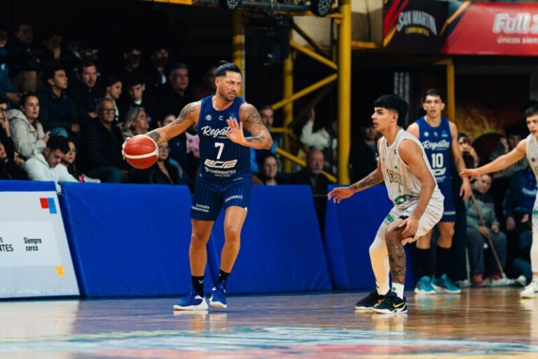 Partido de básquet entre Regatas Corrientes y Ferro en el Fortín Rojinegro