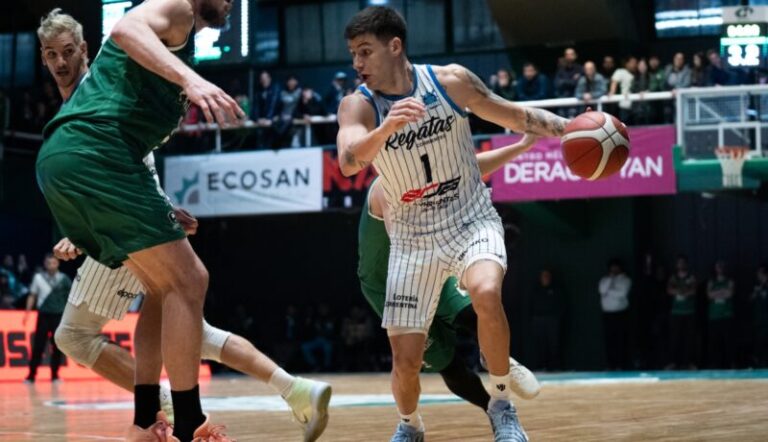 Partido de básquet entre Regatas Corrientes y Ferro en el gimnasio Héctor Etchart