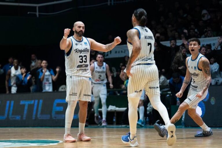 Partido de básquet entre Regatas Corrientes y Ferro Carril Oeste en el Fortín Rojinegro
