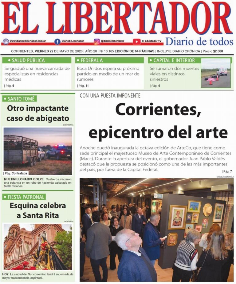 Paisaje urbano de la ciudad de Corrientes con edificios gubernamentales y tránsito vehicular