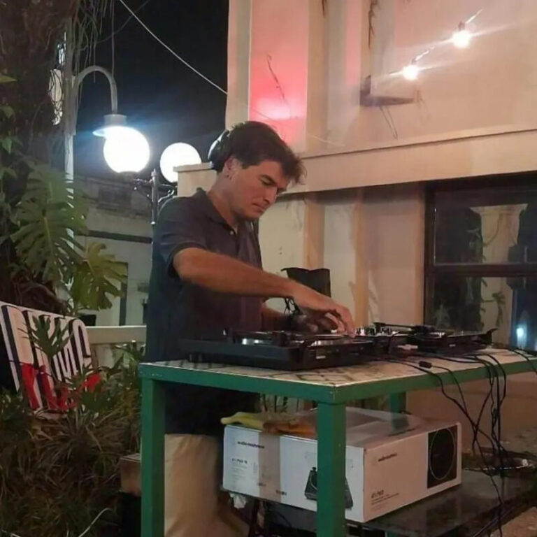 Daniel Collinet junto a una colección de discos de vinilo durante un evento Vinilos Night