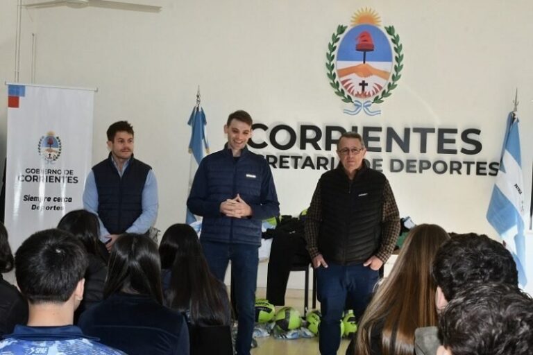 Entrega de indumentaria a selecciones correntinas de vóley Sub 18 en la Secretaría de Deportes