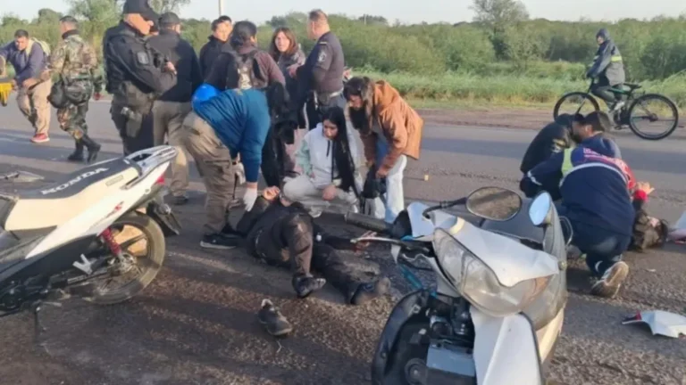 Ambulancia y motos accidentadas en avenida Maipú, Corrientes