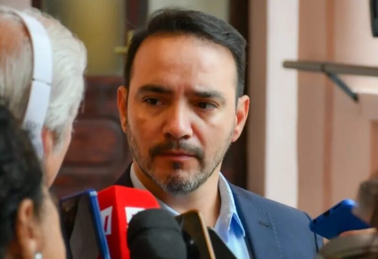 Gobernador Juan Pablo Valdés en conferencia de prensa