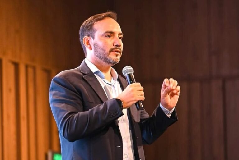 Gobernador Juan Pablo Valdés en conferencia de prensa