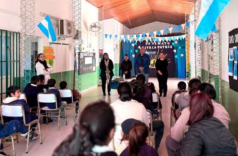 Viceintendente Enrique Ferreyra junto a alumnos y docentes en la Escuela N°854 Juan Briend de Paraje Las Garzas