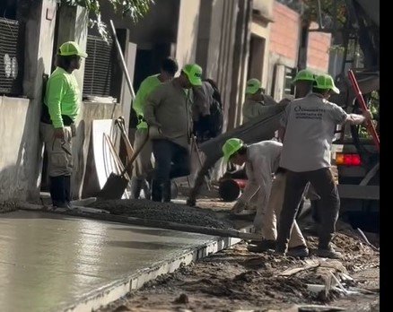 Cuadrilla de trabajadores realizando reparación de veredas en intersección de calles Héroes Civiles y Lavalle