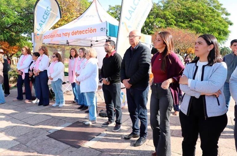 Marcha sin Tabaco en Bella Vista con participantes portando pancartas