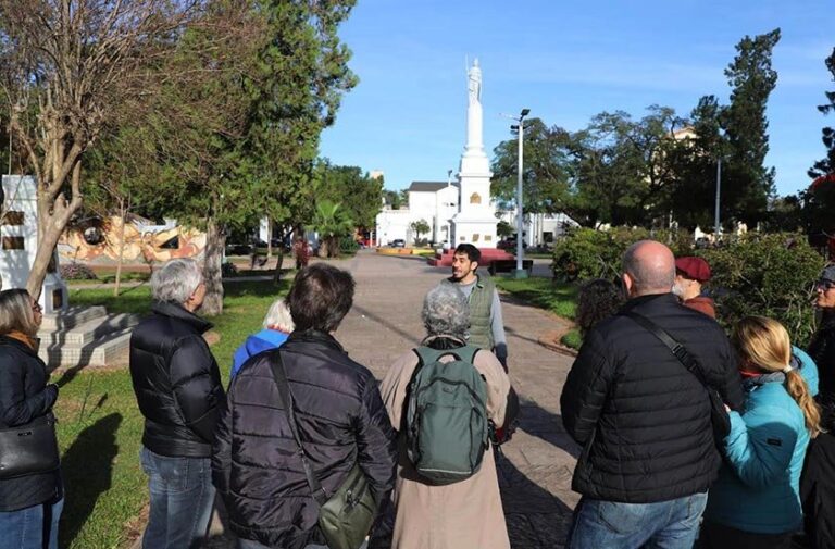 Turistas recorriendo la ciudad de Bella Vista