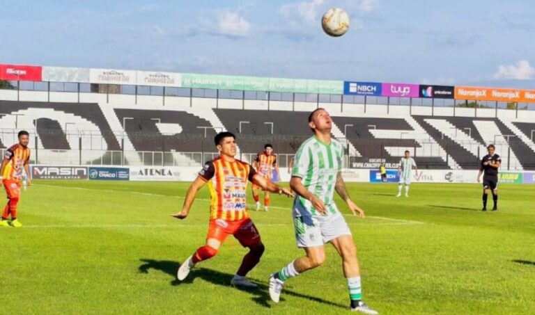 Partido de fútbol entre Defensores de Vilelas y Boca Unidos en el estadio Chaco For Ever