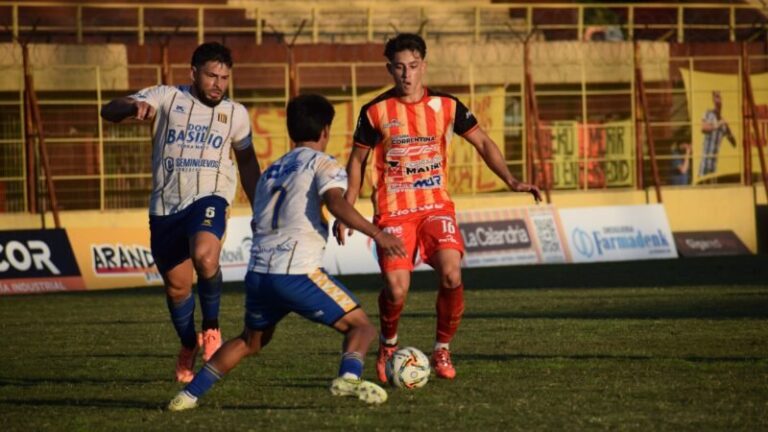 Jugadores de Boca Unidos en un partido de fútbol