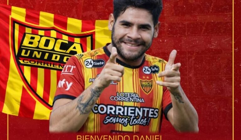 Escudo de Boca Unidos sobre fondo aurirrojo