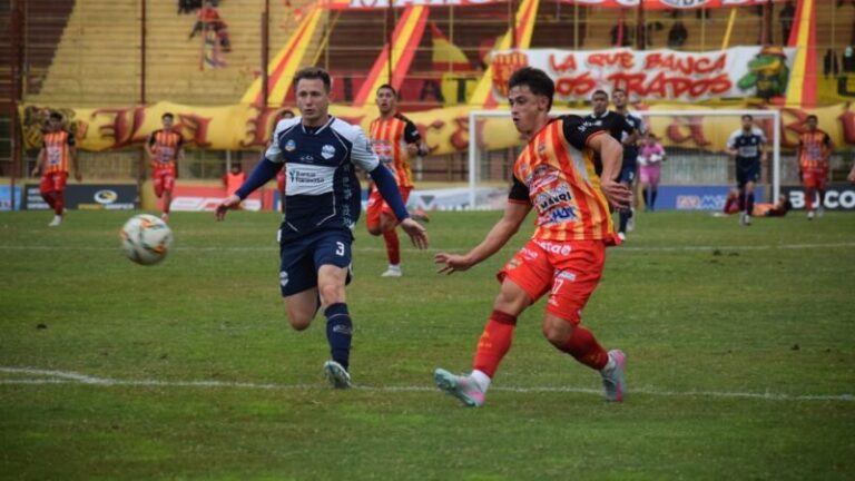 Jugadores de Boca Unidos celebrando un gol ante San Martín de Formosa en el predio Leoncio Benítez