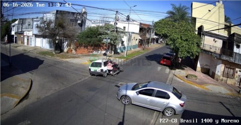 Imagen de cámara de seguridad municipal de Corrientes mostrando el choque entre un Fiat Uno blanco y una motocicleta en la intersección de Moreno y Brasil