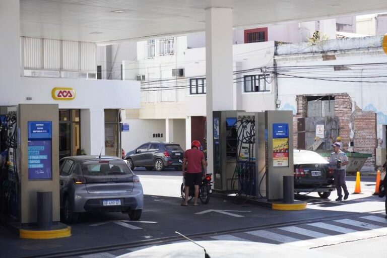 Gráfico de ventas de combustibles, autos y motos en Corrientes, abril 2026