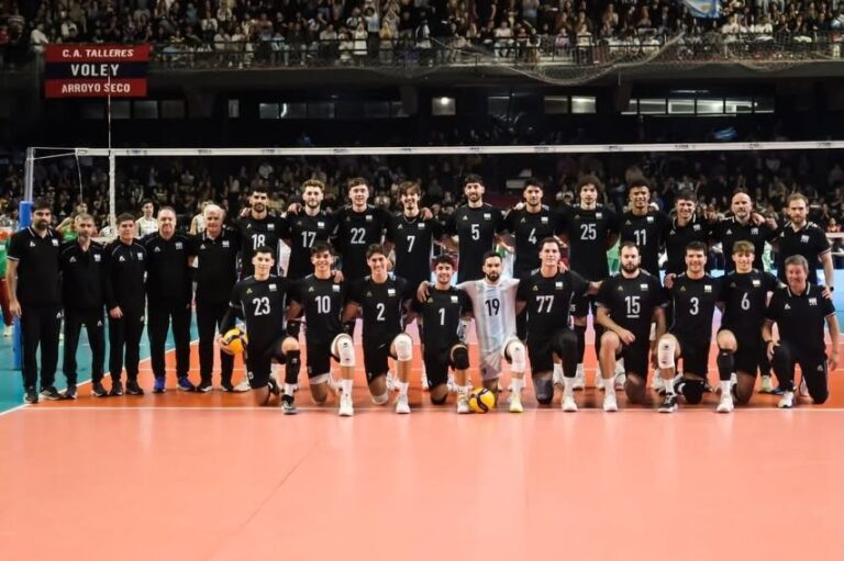 Germán Gómez jugando con la Selección Argentina de vóley ante Bulgaria en Rosario